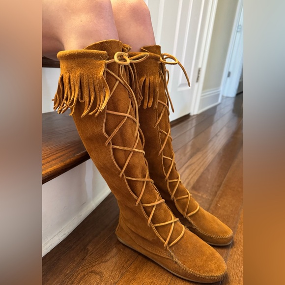 Minnetonka suede fringe lace up boots. Womens size 5 - Picture 4 of 11